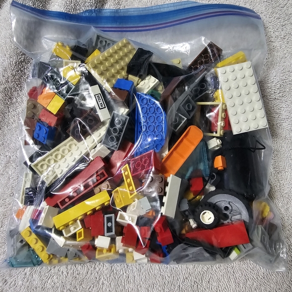 Lego 1lb/bag. Unsorted mix of bricks and other non brick shaped pieces Read Desc - Picture 8 of 10